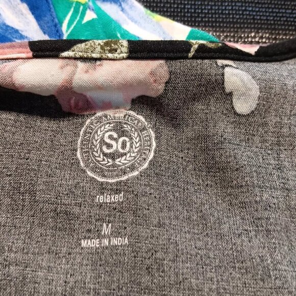 SO Tee Shirt Top Blouse M Short Sleeve Floral LIGHTWEIGHT Black Pink Keyhole - Picture 3 of 4